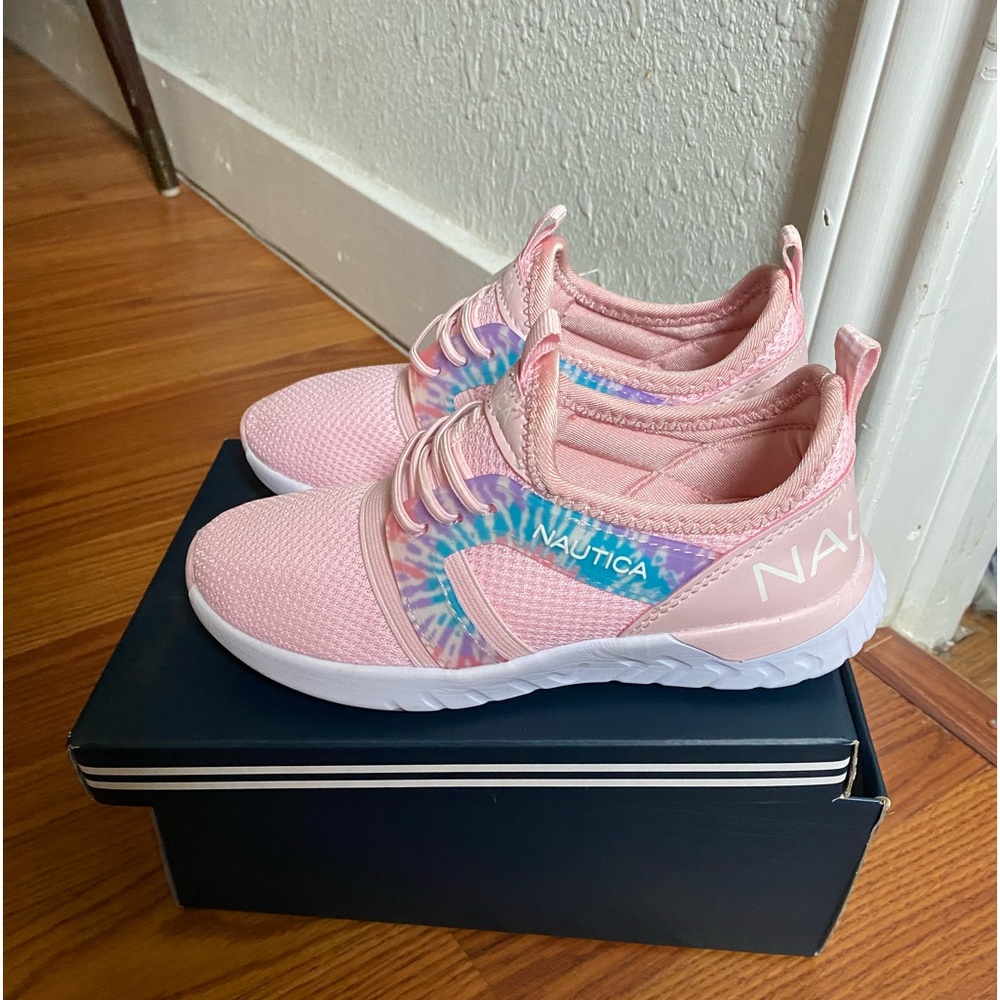 Girls tennis shoes